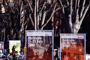 Die ganze Stadt setzt ihr Zeichen auf Berlinale. Plakate kündigen die wichtigsten Filme und Veranstaltungen an. 