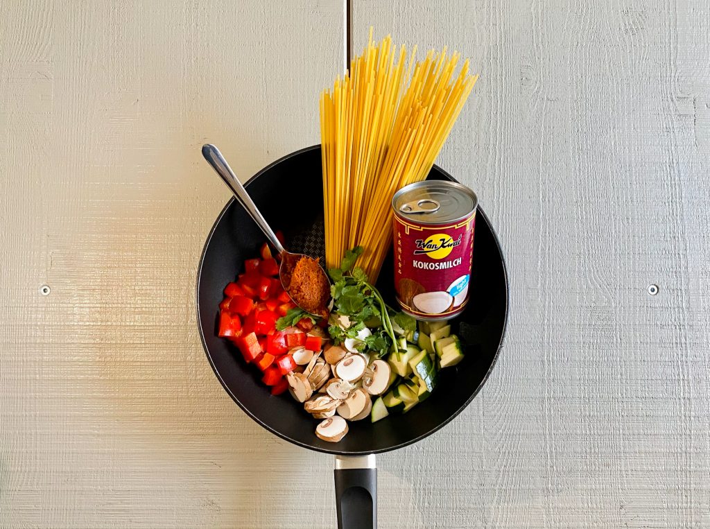 Picture of the ingredients of Thai One-Pot Pasta (Photo: Lena Groth-Jansen)