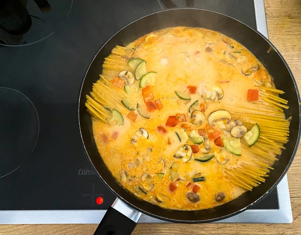 Picture of cooking Thai One-Pot Pasta (Photo: Lena Groth-Jansen)