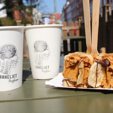 Picture of Bananabread and coffee of Bakaliet Café