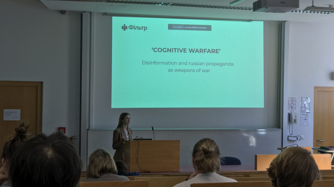 Valeria Kovtun giving a lecture on Russian propaganda and disinformation at FH Kiel (Photo: Deividas Kubikis)