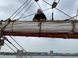 Kira makes the the sails ready for the harbour (“hafenfein")