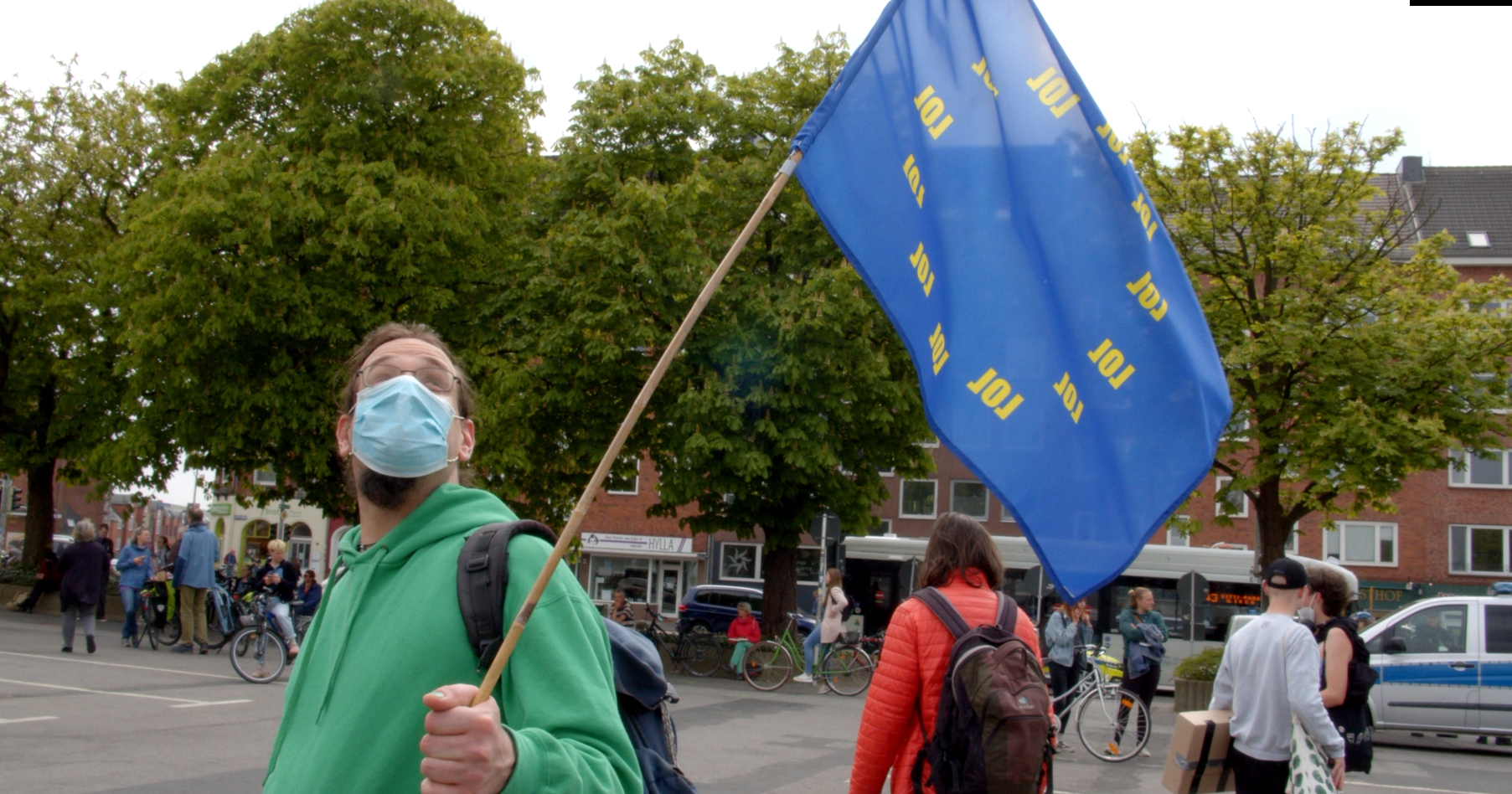 A man holding a satirical EU flag (Photo: Deividas Kubikis)