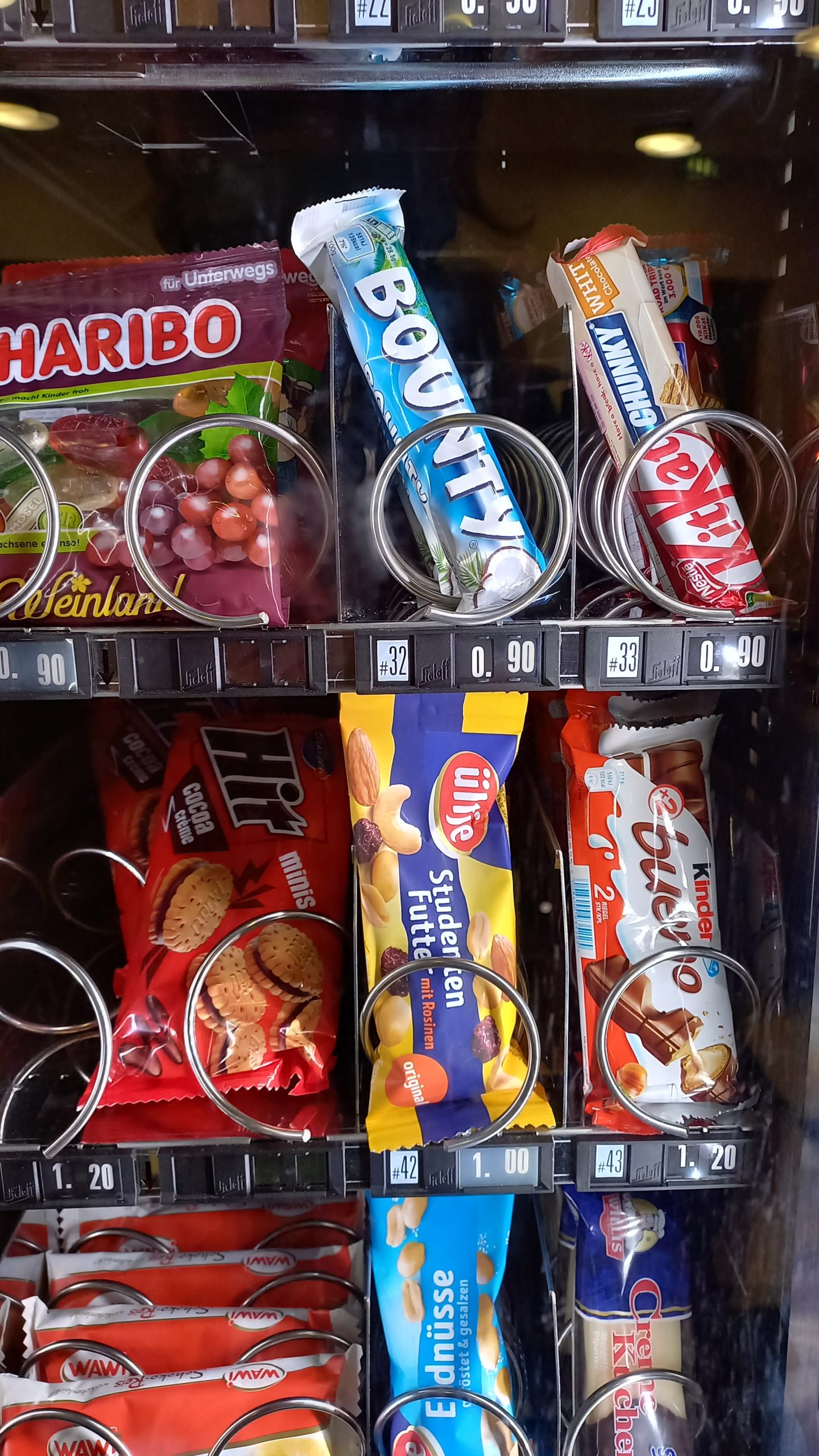 This snack machine has different snack, such as chocolate, peanuts or gum.