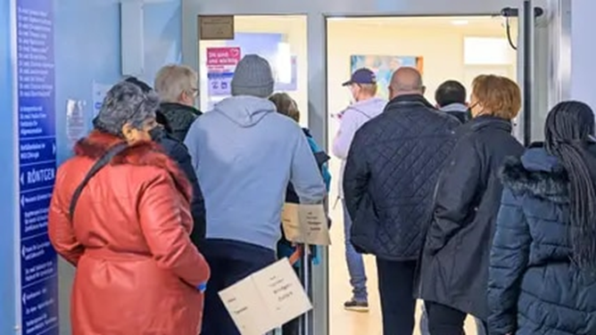 Patients waiting in queue at the MVZ surgery Kiel on the East bank in Kiel-Wellingdorf