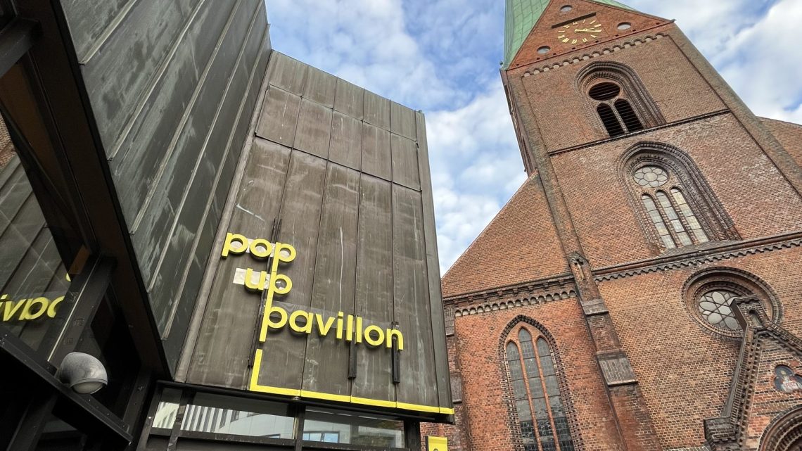 Pop-up pavillon entrance in Kiel, with St. Nikolai church seen in the background (© Adele Ryliskyte)