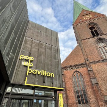 Pop-up pavillon entrance in Kiel, with St. Nikolai church seen in the background (© Adele Ryliskyte)